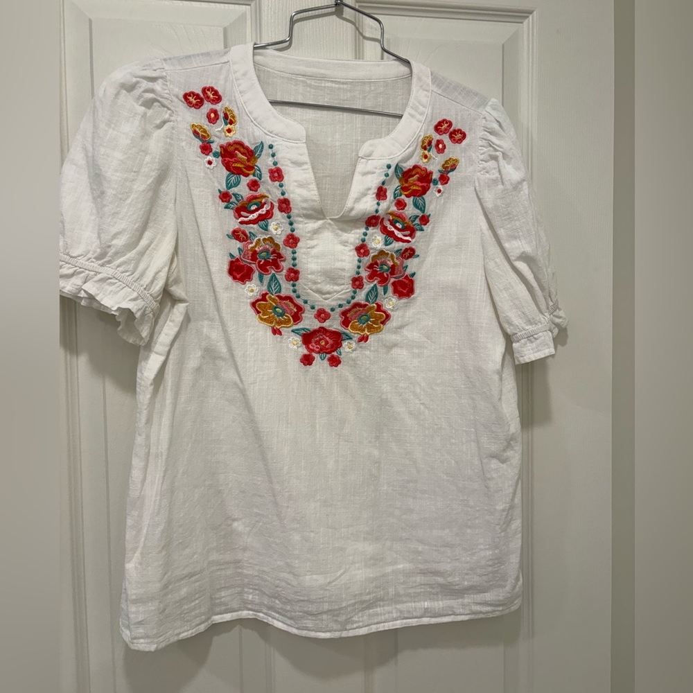 White Embroidered Women’s Peasant Top with Floral Detail